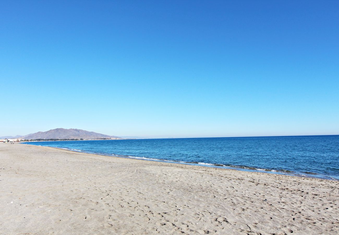 Herenhuis in Vera Playa - Las Casitas I - 150m van het strand WiFi, solarium